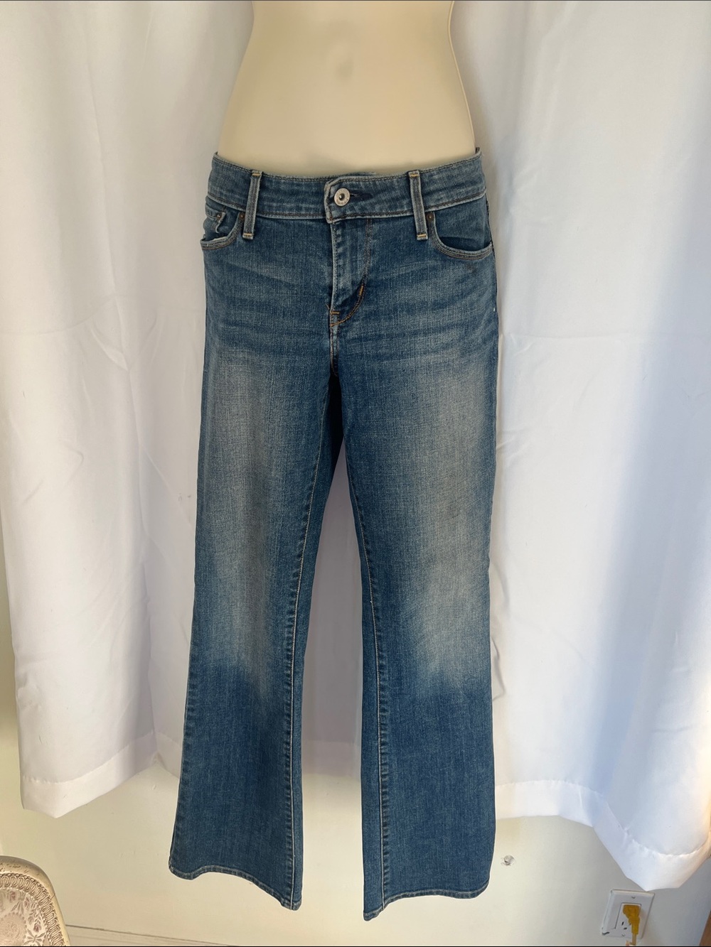 Classic Levi’s Women's Flared Jeans in Medium Blue